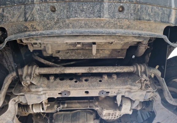 Unterer Aluminium-Kühlerschutz für den Nissan Navara D40